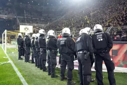 Polizeieinsatz im Signal Iduna Park Dortmund.  Symbolfoto: dpa 