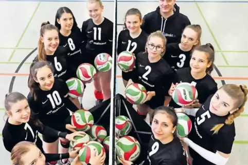 Unzertrennliche Einheit: die Volleyballtalente mit Trainer Udo Walter.
