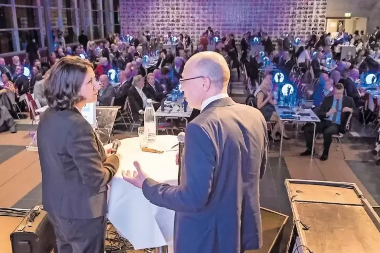 Führte mit der Staatssekretärin im rheinland-pfälzischen Wirtschaftsministerium, Daniela Schmitt, in der Fanhalle des Fritz-Walt