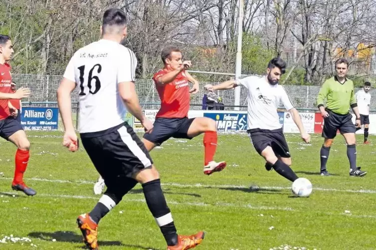 Guter Versuch: Neustadt Nicolas Deimel schießt aufs Berghausener Tor.