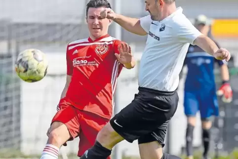 Jonas Reinheimer (links; rotes Trikot) vom FV Weilerbach im Duell mit Timo Molter vom TuS Schönenberg.