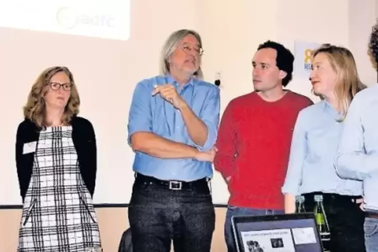 Referieren und diskutieren in Neuhofen über Mobilität (von links): Philipp Tachkov, Amelie Döres, Bernhard Braun, Martin Eberle,