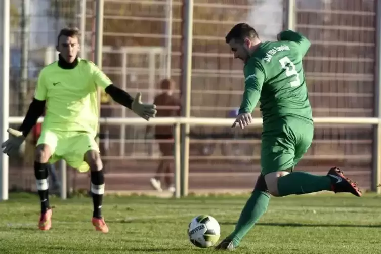 Die DJK Eppstein hofft im Derby gegen Beindersheim auf die Tore von Marvin Maerz (rechts). Foto: BOLTE