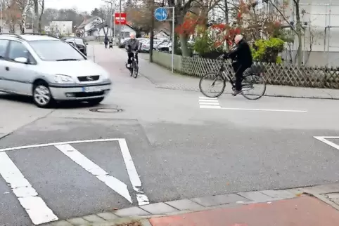 Der Radweg ist unterbrochen. Dadurch ist dies eine potenzielle Unfallstelle für Radfahrer und Autofahrer.