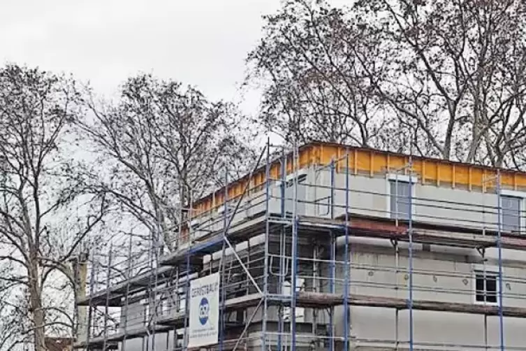 Am Alten Friedhof in Altrip steht ein Neubau der Firma Ostermayer. Das ehemalige Postgebäude wurde abgerissen.