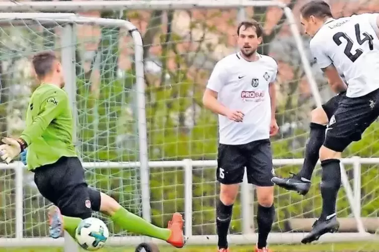 Arminias Sebastian Lindner (rechts) scheitert am gut reagierenden FCK-Torwart Jonas Weyand.