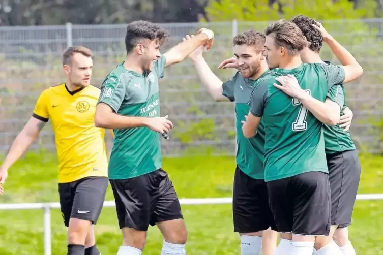 Jubel der Friesenheimer Spieler nach dem Tor zum 1:0 durch Eric Berck Valencia (Zweiter von links).