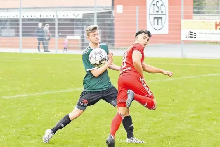 Überlistet: TSC-Spieler Sayfedine Alkhadem (in Rot) verblüfft Noah Semar von der SG VB Zweibrücken/SV Ixheim mit einem Hackentri