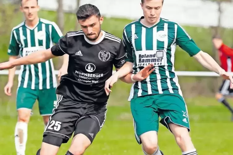 Konzentriert: Yannik Gilcher (links), SG NMH Niederkirchen, und Moritz Bechberger (rechts) vom FC Eiche Sippersfeld.