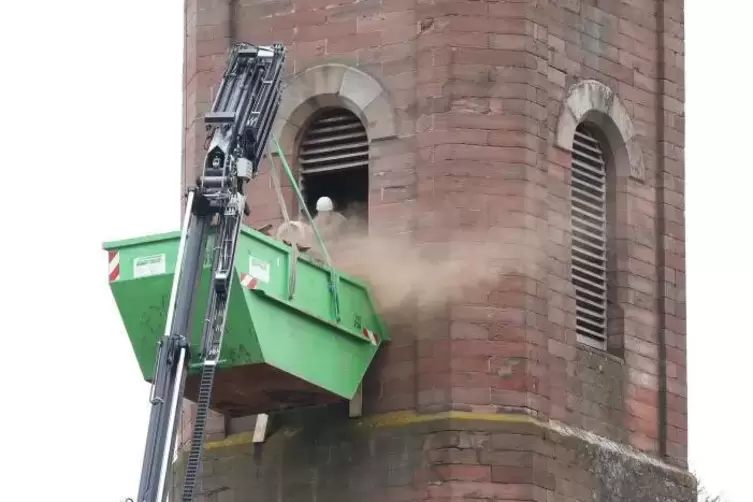 Im Glockenturm ist es sehr eng, nur zwei Mann können dort gleichzeitig arbeiten. Weil zudem der Treppenaufgang nicht ungefährlic