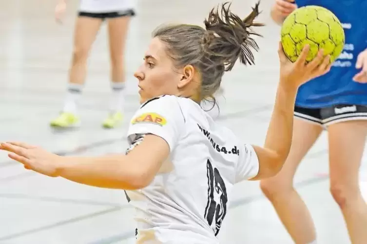 Annalena Frank im Anflug: Die SV-Spielerin erzielte gegen Budenheim fünf Treffer.