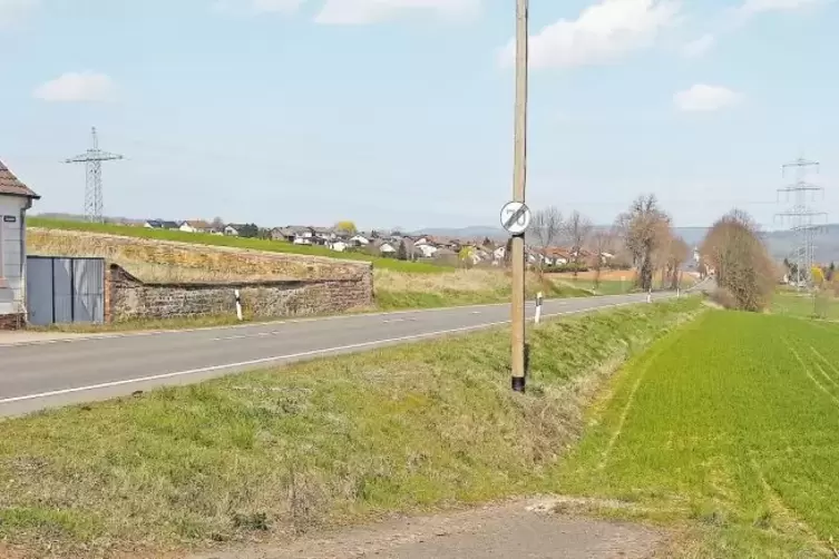 Rund ein Kilometer lang ist der Abschnitt zwischen der Pulvermühle und dem Lohnsfelder Ortseingang. Bislang müssen Radfahrer und