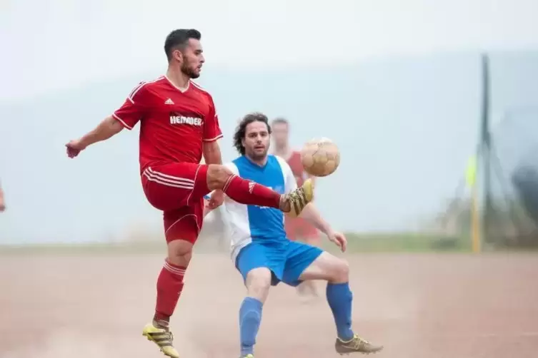 Fehlt den „Rowos“ auch am Sonntag: Yannick Metzger (rotes Trikot), hier in einer Szene aus dem Hinspiel gegen Matthias Staudt (S