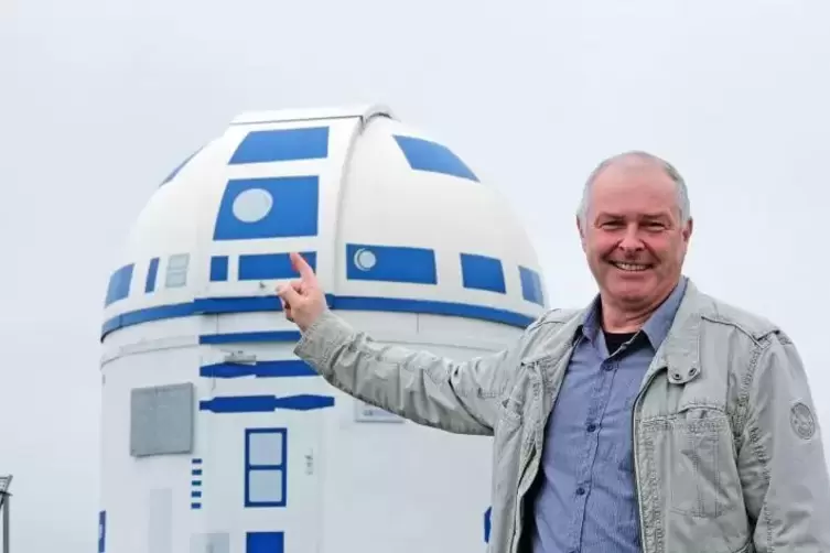 Fünf Tage lang strichen Hubert Zitt und einige Helfer im vergangenen Jahr die Sternwarte, bis sie aussah wie Star-Wars-Droide R2