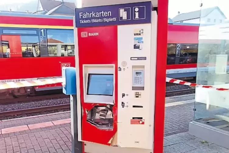 Vergeblich haben die Täter in Münchweiler probiert, das Bargeld aus dem Fahrkartenautomat zu entwenden.