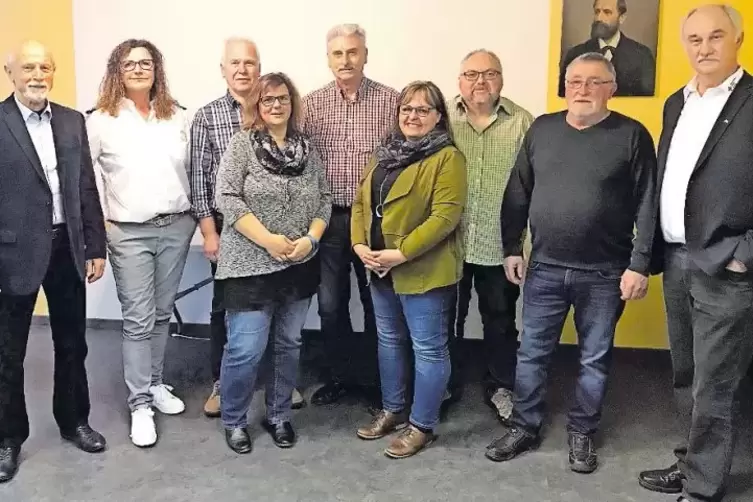 Dank für Treue: Hauensteins DRK-Vorsitzender Bernhard Rödig (links), Bereitschaftsleiterin Maria Zimmermann (daneben) und stellv