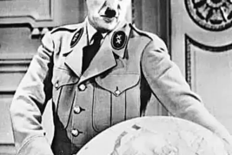 Charlie Chaplin in einer Szene seines 1940 gedrehten Films „Der große Diktator“.