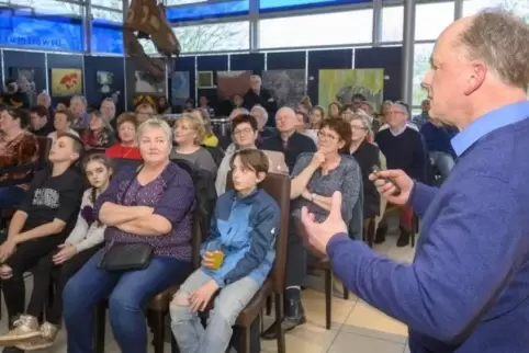 Am Freitag drehte sich im Geoskop alles ums Weltall statt um Dinos: Martin Bertges begrüßte die zahlreichen Besucher des Gagarin