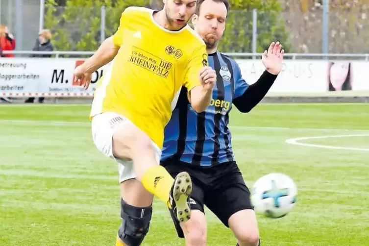 Geklärt: Marc Neuner (links) von der SG/VB Zweibrücken-SV Ixheim II kommt vor Mario Sauer vom SV Ruhbank an den Ball.