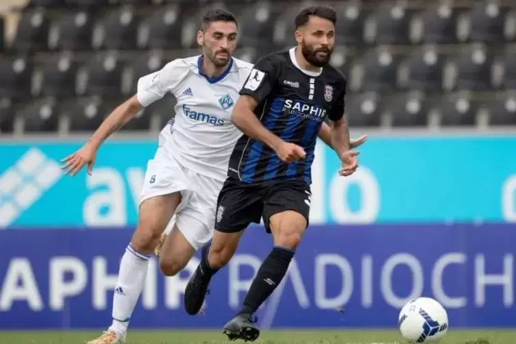 Beide waren mal Zweitliga-Profis: Denis Mangafic (rechts) vom FSV Frankfurt und FKP-Spieler Ricky Pinheiro, der zum SV Morlauter