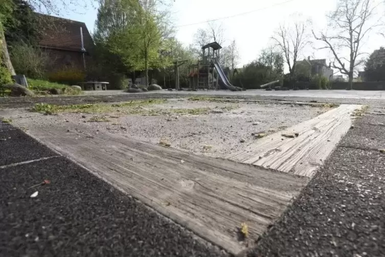 Im Sommer ist es auf dem Mörlheimer Dorfplatz oft sehr heiß. Kinder würden sich über ein Sonnensegel über dem Spielplatz bestimm