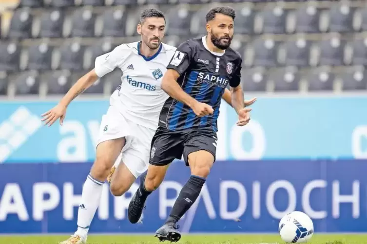 Beide waren mal Zweitliga-Profis: Denis Mangafic (rechts) vom FSV Frankfurt und Ricky Pinheiro, der den FKP nach einem Jahr wied