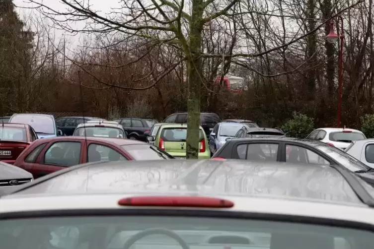 Der Parkplatz am Bahnhof ist regelmäßig werktags voll. Archivfoto: Iversen 