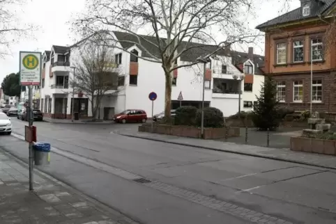 Nach Ansicht des Beirats ein kritischer Bereich: die Frankenthaler Straße zwischen Kirche und Grundschule (rechts).  Foto: BOLTE