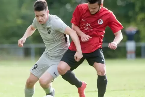 Nico Klemm vom VfR Hundheim-Offenbach (rotes Trikot) gegen Marius Rojan von der SG Herschweiler-Pettersheim. Foto: m. hoffmann