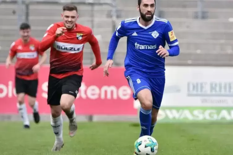 Szene aus dem Spiel am vergangenen Samstag: Ricky Pinheiro -lässt Hannes Scherer von der TSG Balingen einfach stehen.  Foto: Ham