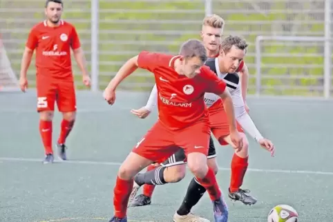 André Werner (Mitte) und die Seebacher taten sich schwer gegen das Abwehrbollwerk der SG.