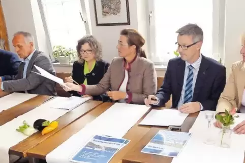 9. September 2014 im Scheffelhaus: Die Partei- und Fraktionsvorsitzenden von CDU, Grünen und FDP unterschreiben gut vier Monate 