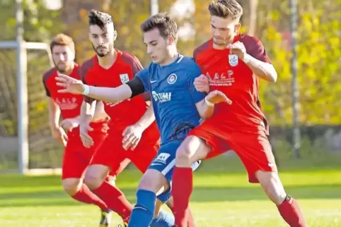 Liborio Barba vom FSV Schifferstadt (Mitte) erzielte das 1:0 gegen Phönix Schifferstadt, im Bild mit Burak Tuna (links) und Geri