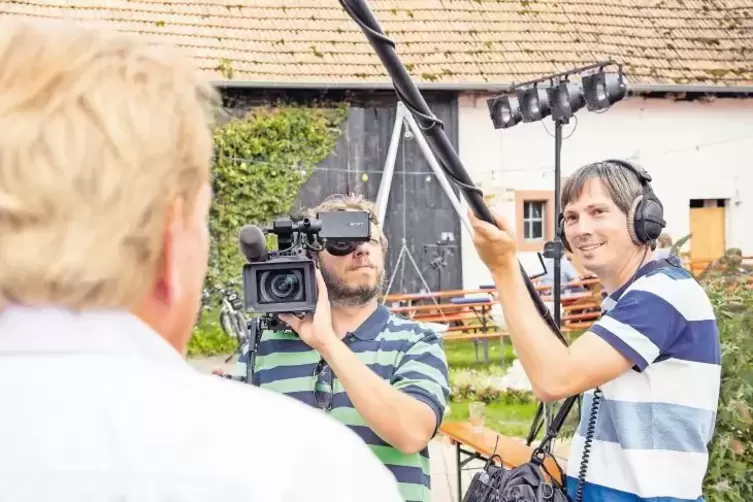 !Benjamin Wagener, hinter der Kamera, und Christian Schega, hält die Tonangel, bei den Dreharbeiten in Hördt.