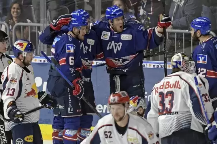 Da kommt Freude auf: Der Torjubel der Adler nach dem 3:0 durch Andrew Desjardins. Foto: Kunz