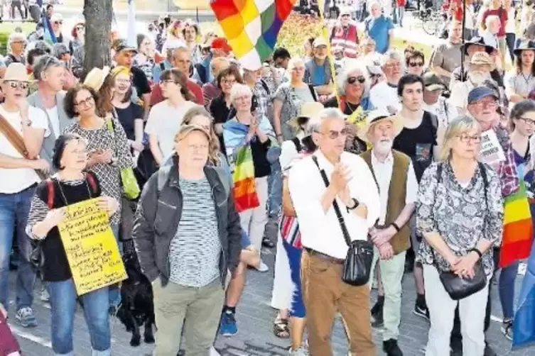 Gegen Aufrüstung, für den Abbau von Atomwaffen und Frieden: die Mannheimer Ostermarschierer.