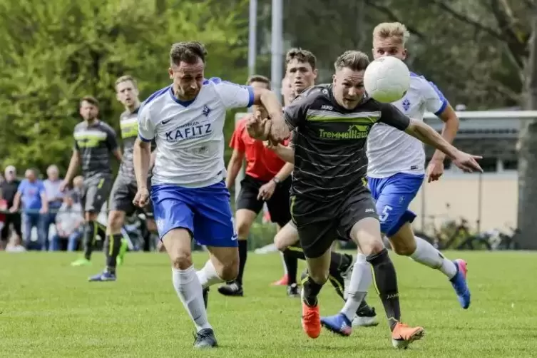 Laufduell im Finale: Alsenborns Spielertrainer Halit Osmani (links) gegen Maurice Mages (TSG Trippstadt).  Foto: VIEW