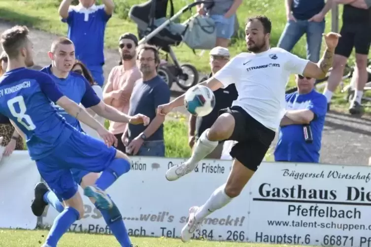 Schönenbergs Joshua Arnold (in Weiß) im Duell mit Kindsbachs Benedikt Rische. Foto: Hamm