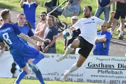 Schönenbergs Joshua Arnold (in Weiß) im Duell mit Kindsbachs Benedikt Rische. Foto: Hamm