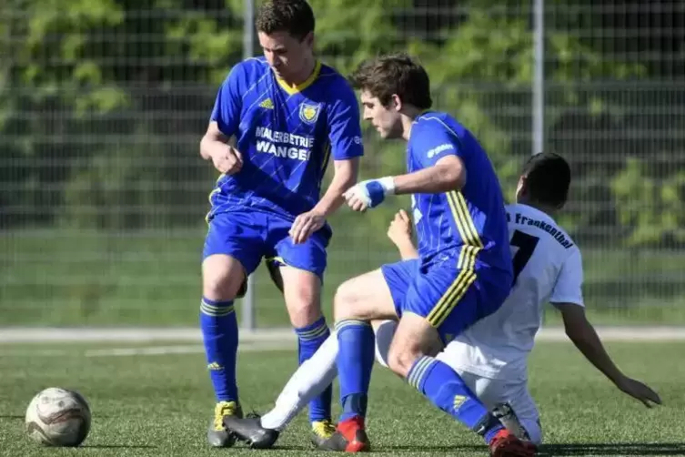 Favorit SC, hier Lukas Seif (links) und Niklas Woegerbauer (Mitte) mit VfR-Spieler Oguzhan Lozan, hatte die besseren Chancen. Fo