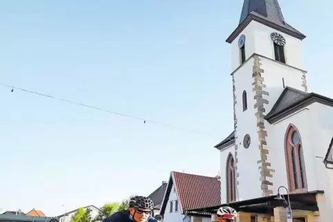 Sport und Sehenswürdigkeiten: Die Radtouristen kommen an St. Gangolf in Dudenhofen vorbei.