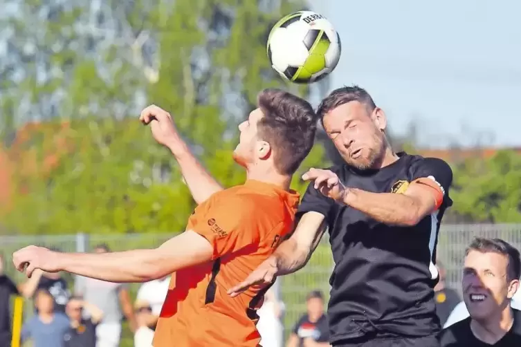 Alles Kopfsache: Finn Wächter vom FC Speyer 09 II (links) geht mit Marco Guth vom VfB Iggelheim ins Duell.