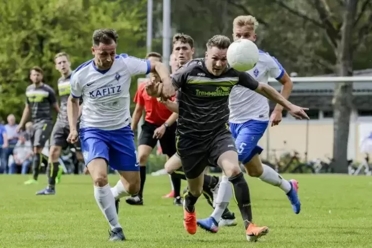 Packendes Laufduell im Kreispokalfinale. Alsenborns Spielertrainer Halit Osmani (links) gegen Maurice Mages (TSG Trippstadt). Fo