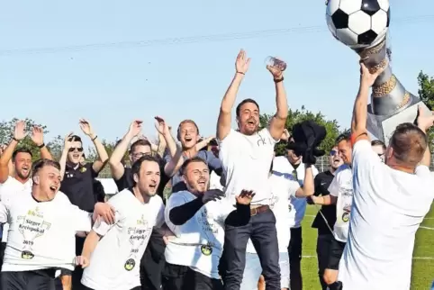 Endlich hat der VfB Iggelheim den Pokal in den Händen.