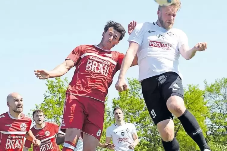 Daniel Gulde (rechts) erhielt gegen RW Koblenz den Vorzug im Sturm. „Er hat in Engers gut gespielt“, sagte FCA-Trainer Hakan Ati