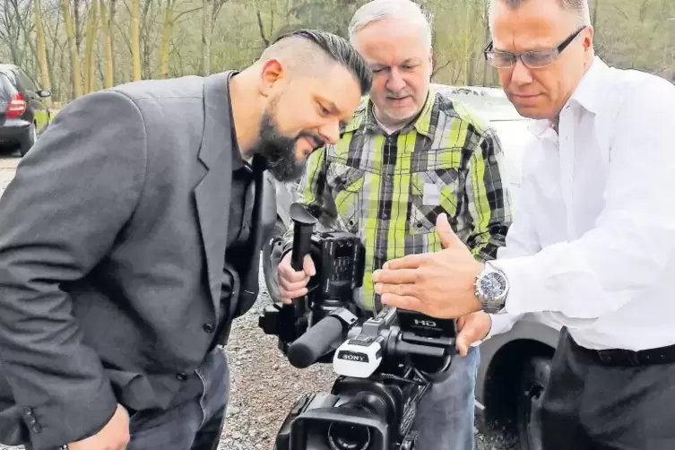 Michael Scherpf, Martin Veit und Torsten Groh (von links) prüfen, ob die in der Steinstraße gedrehte Action-Szene schon nach dem