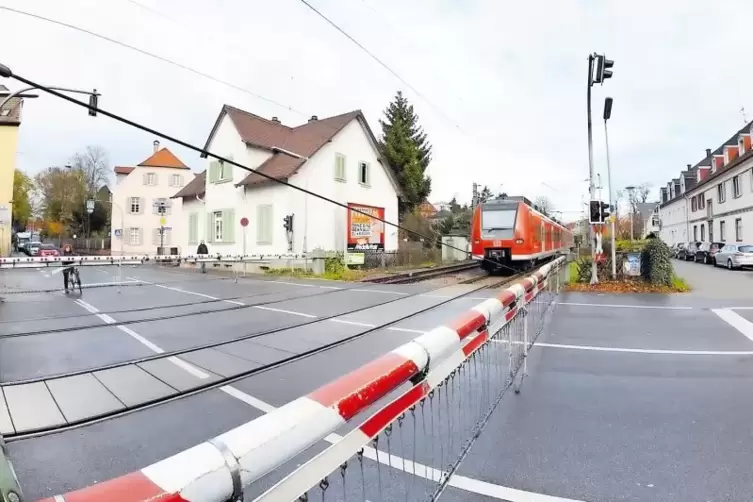 Ja zu mehr ÖPNV in der Stadt, aber kein S-Bahn-Halt Süd, sagt die SWG: Damit wäre der Bahnübergang Schützenstraße nämlich noch v