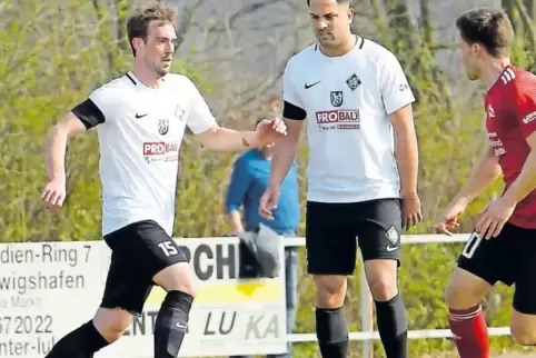 Peter Prokop (links, daneben Nauwid Amiri im Spiel gegen Völklingen) hat sich bei der Arminia schnell und gut integriert.