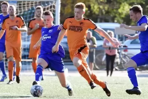 Szene aus dem Hinspiel, das 1:1 endete: „Bepa“ Moritz Jung (blaues Trikot) im Zweikampf mit David Balsitis (SVN); rechts eilt ih