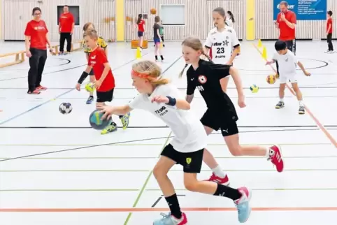 Schnelligkeit und Geschick beim Umgang mit dem Ball: Beides ist im Handball gefragt.